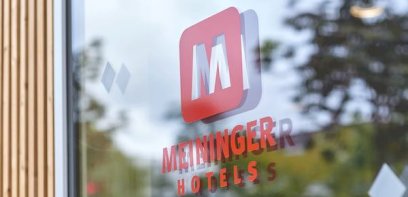 Logo auf Glasscheibe: Meininger Hotels