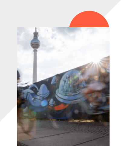 Berliner Mauer mit Graffiti und Fernsehturm im Hintergrund