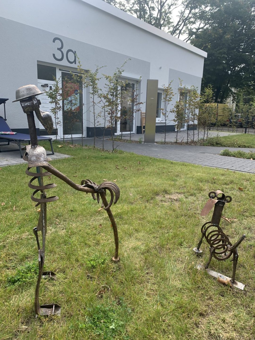 Metallskulpturen auf Grünfläche