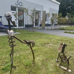 Metall-Skulpturen auf Grünfläche
