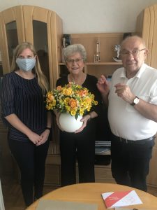Älteres Ehepaar mit Blumenstrauß