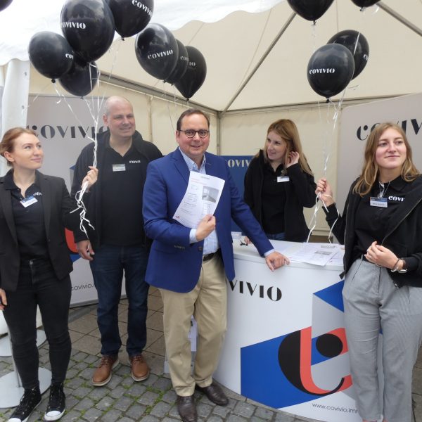 Covivio Infostand mit mehreren Covivio-Mitarbeitern und schwarzen Ballons