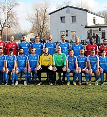 Fußballmannschaft FC blau-weiß Leipzig posiert für die Kamera