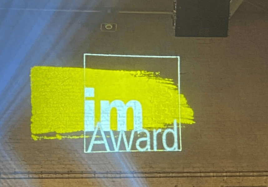 Logo im Award an Backsteinwand